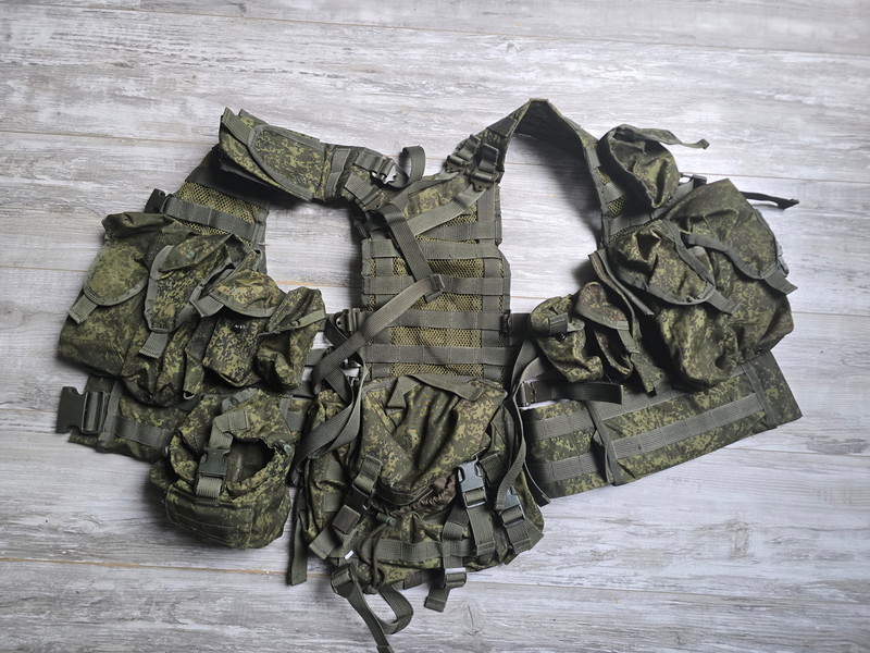 Image 1 pour Echte russische Tekhnikom 6sh117 Ratnik molle load carrying vest met double stack AK pouches en meer.