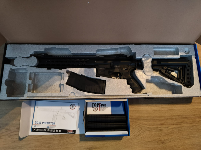 Afbeelding 1 van G&G GC16 Predator zwart Full Metal met 4 mid caps