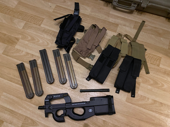 Afbeelding 3 van P90 set met extra barrel diverse pouches