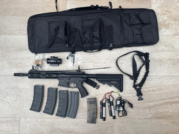 Afbeelding 2 van G&G CM16 RAIDER 2.0 (M4)  incl. 3 midcaps, 1 highcap, 2 batterijen, red-dot sight, sling, draagtas, speedloader.