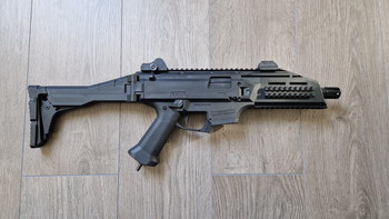 Afbeelding 3 van TKA - ASG CZ Scorpion EVO 3 A1 HPA met upgrades en extra's.