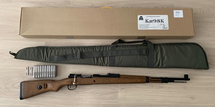 Afbeelding van Double Bell Kar98K, shell ejecting, echt hout, gas versie. Incl. originele doos, foedraal en 20 shells.