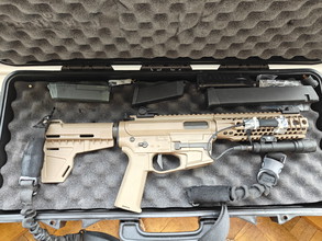 Afbeelding van Amoeba SMG woth 2 mags and flashlight.