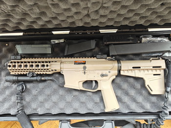 Afbeelding 2 van Amoeba SMG woth 2 mags and flashlight.