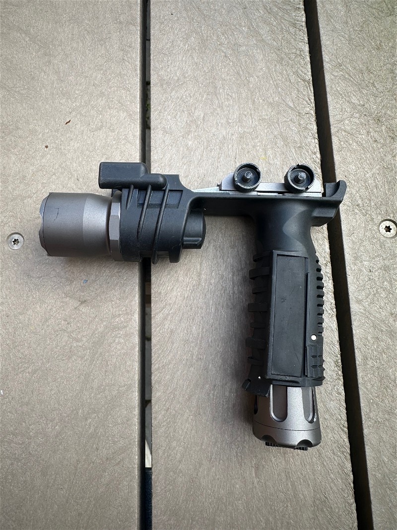 Image 1 for Grip + flashlight sure fire + light pistol