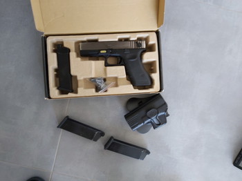 Imagen 2 de Tokyo Marui Hi-Capa 5.1 gas blowback pistol + WE G18C Gen 4
