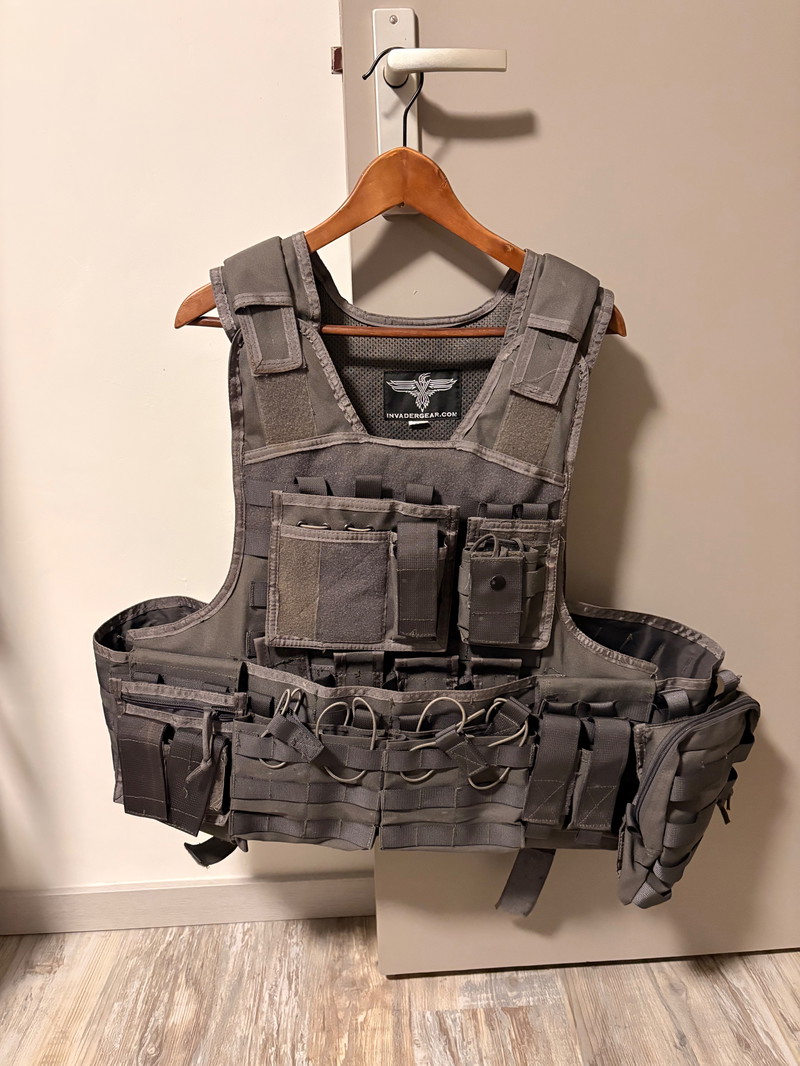 Afbeelding 1 van Invadergear plate carrier wolf grey All size