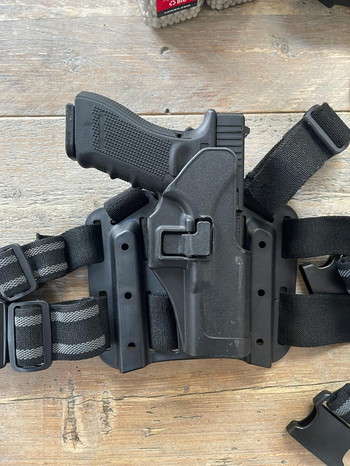 Image 3 pour 2.	Umarex Glock 17 gen 4 GBB + wapenkoffer & holsters + extra's