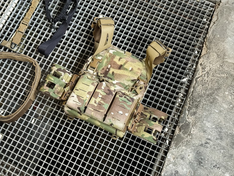 Image 1 pour Warrior Laser Cut LPC + 16 pouches/slings/etc.