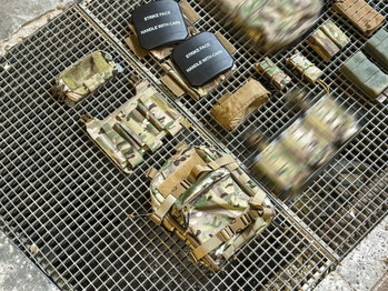 Image 4 pour Warrior Laser Cut LPC + 16 pouches/slings/etc.