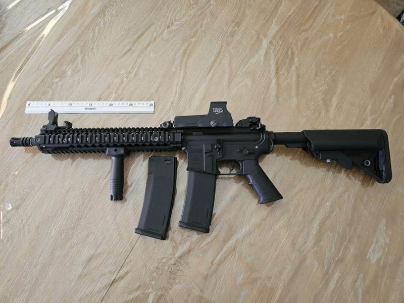 Image 1 pour BRAND NEW STARTER KIT Specna Arms M4 + Holo Sight + 2 original mags + 1 extra mag + battery