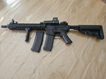 Image 2 pour BRAND NEW STARTER KIT Specna Arms M4 + Holo Sight + 2 original mags + 1 extra mag + battery