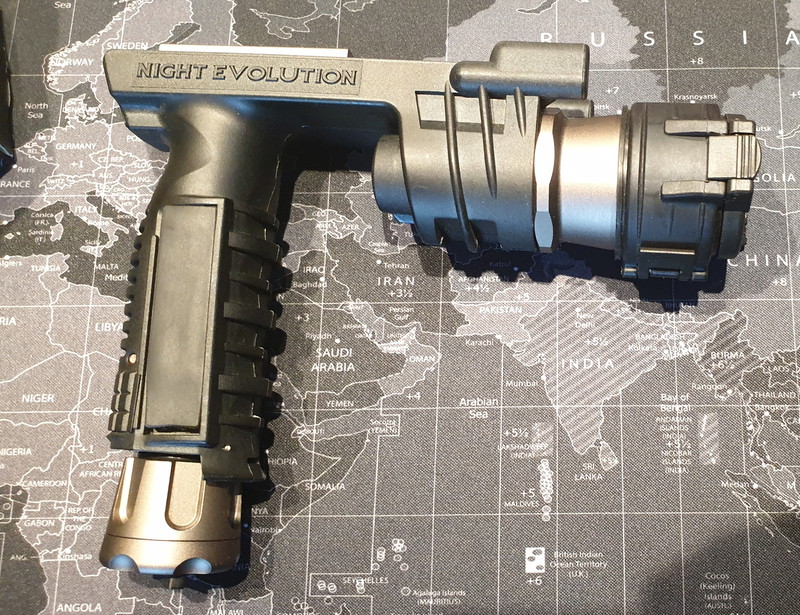 Afbeelding 1 van Night Evolution M910A Vertical Foregrip Weapon Light