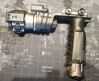 Afbeelding 2 van Night Evolution M910A Vertical Foregrip Weapon Light