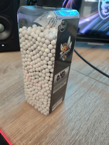 Afbeelding 2 van 2500rnds Duel Code Ultra White Bio 0.43BB's