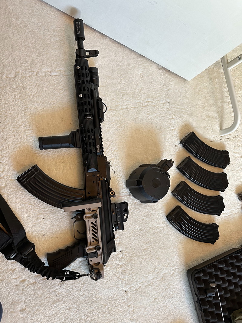 Afbeelding 1 van Custom Tokyo Marui GBB AKM met accessoires
