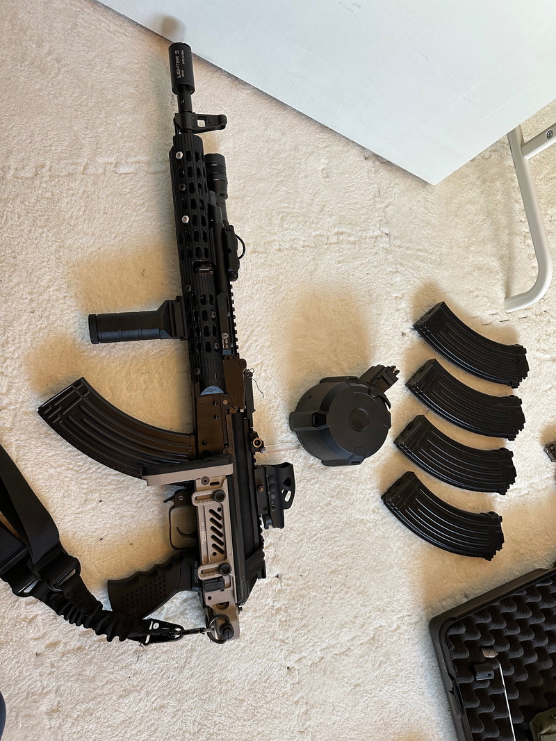 Imagen 1 de Custom Tokyo Marui GBB AKM met accessoires