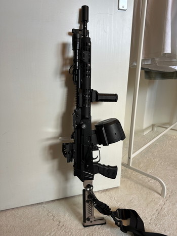 Imagen 2 de Custom Tokyo Marui GBB AKM met accessoires