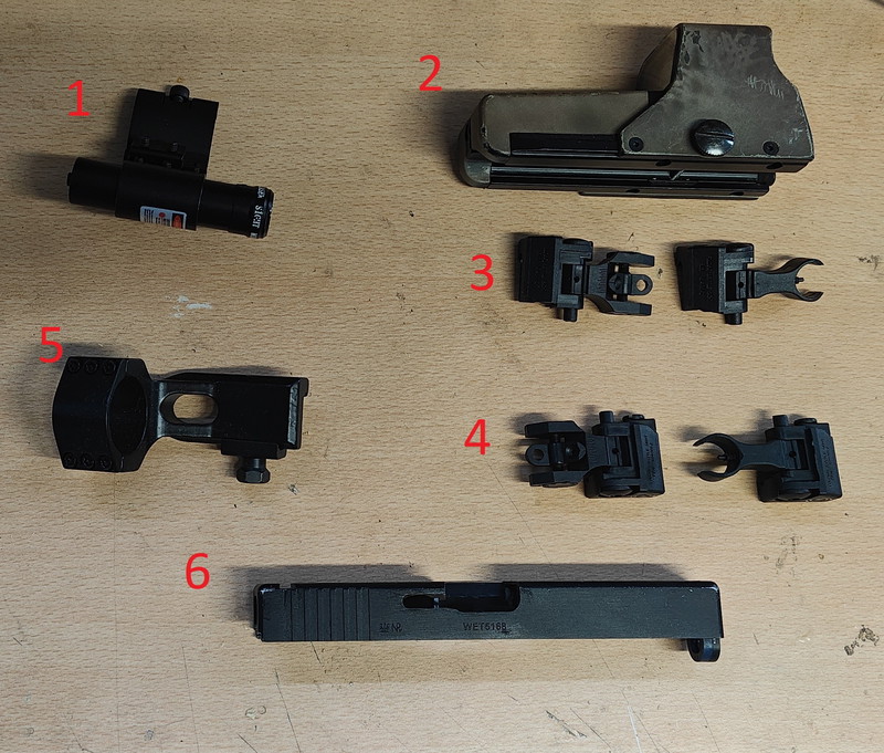 Afbeelding 1 van Aantal mooie losse onderdelen: Tan Holo, WE G17 slide, Flip up sights, sight mount