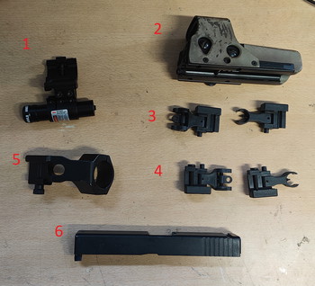 Afbeelding 2 van Aantal mooie losse onderdelen: Tan Holo, WE G17 slide, Flip up sights, sight mount