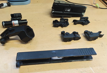 Afbeelding 3 van Aantal mooie losse onderdelen: Tan Holo, WE G17 slide, Flip up sights, sight mount