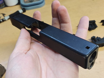 Afbeelding 5 van Aantal mooie losse onderdelen: Tan Holo, WE G17 slide, Flip up sights, sight mount