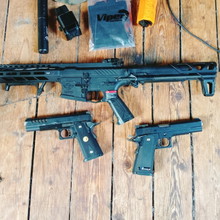Image pour M4, hi-capa, helm met earmor, granaat