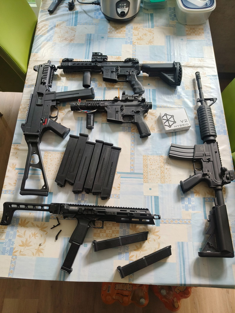 Afbeelding 1 van G&G UMP45 AEG, G&G SMC9 GBB, VFC VR16 CQB GBB, UMAREX OA15 M4 AEG en SPECNA ARMS RRA STUBBY M4 PISTOL