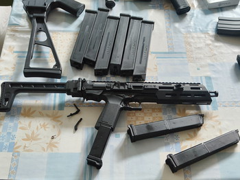 Afbeelding 3 van G&G UMP45 AEG, G&G SMC9 GBB, VFC VR16 CQB GBB, UMAREX OA15 M4 AEG en SPECNA ARMS RRA STUBBY M4 PISTOL