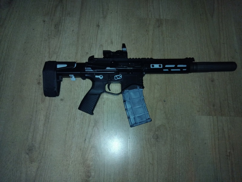 Afbeelding 1 van M4 GBB CQB style met reddot