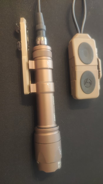 Afbeelding 2 van Flashlight Surefire Tan with switch