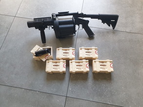 Afbeelding van ICS MGL Multiple Grenade Launcher + 6X Zoxna 40mm  Airsoft Grenade C.2 Black - 120 rds 6mm