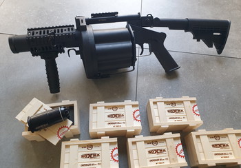 Imagen 2 de ICS MGL Multiple Grenade Launcher + 6X Zoxna 40mm  Airsoft Grenade C.2 Black - 120 rds 6mm