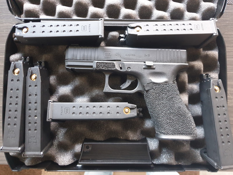 Image 1 pour GLOCK 45    met gestippelde  grip en 6 originele  glock magazijnen