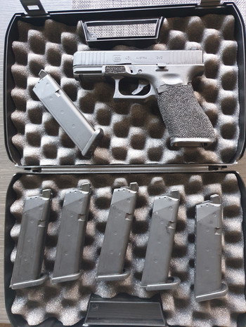 Image 2 pour GLOCK 45    met gestippelde  grip en 6 originele  glock magazijnen