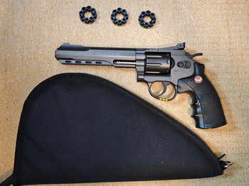 Afbeelding 2 van Umarex Ruger Super hawk C02 met 3 mags, tas en extra C02 patronen.