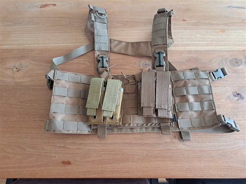 Image 1 for Tan chestrig met 2x pistol/sniper mag pouches