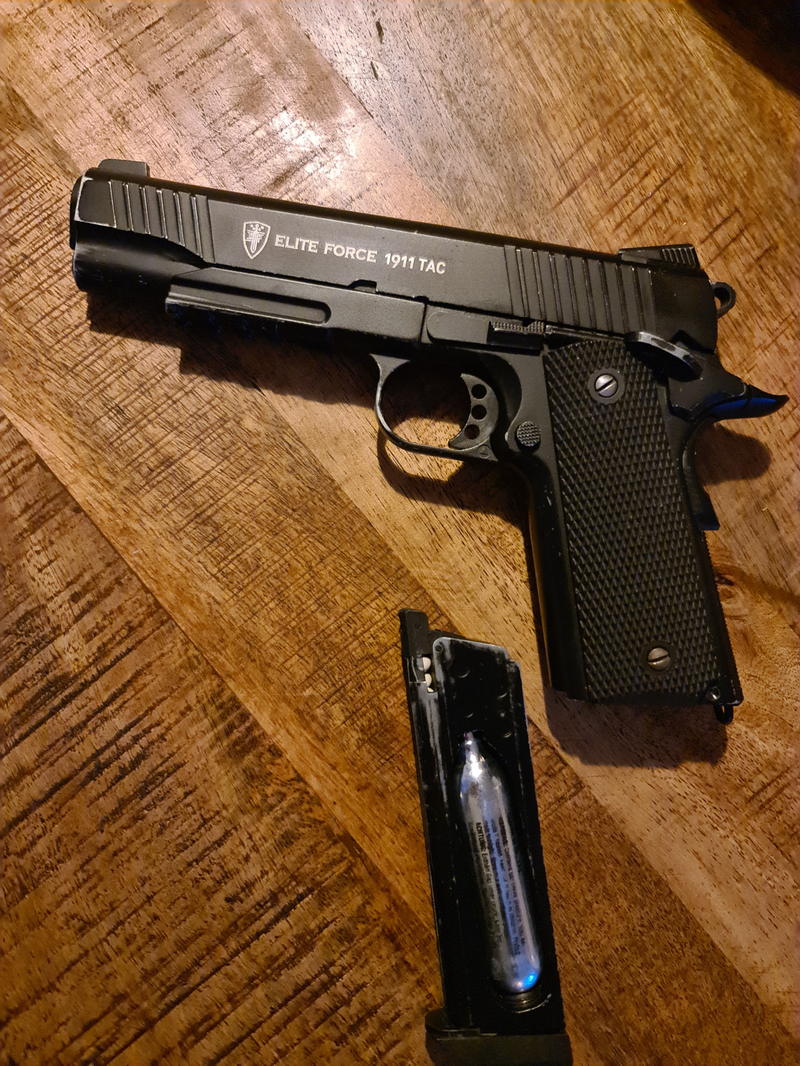 Image 1 pour [GERESERVEERD] Kapotte elite force 1911 tac 2 + 5 lekke mags