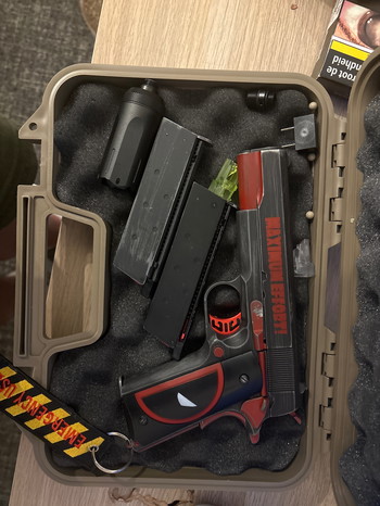 Afbeelding 2 van Deadpool 1911 met extra mags en holster