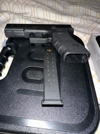 Afbeelding 3 van Glock 17 + Glock Case en Gas fles. GEN4 | GBB | Umarex Metal