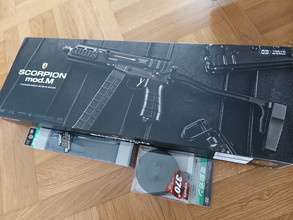 Bild für Brand New Tokyo Marui Scorpion Mod M + Drum Mag + Mid-Cap + 2 Lipo Battery + Adaptateur Dean + 3 Fuse 20 A