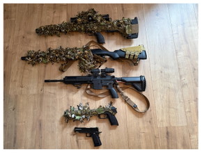 Bild für Zeer complete airsoft set met 2 snipers, 1 AEG en 2 side arms, vest, harnas, kleding, etc