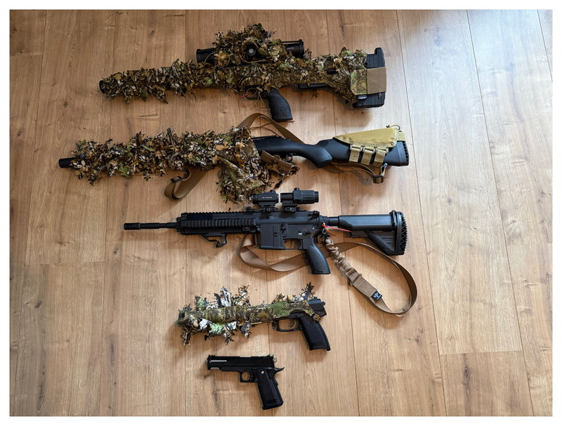 Image 1 for Zeer complete airsoft set met 2 snipers, 1 AEG en 2 side arms, vest, harnas, kleding, etc