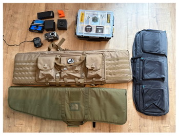 Image 2 for Zeer complete airsoft set met 2 snipers, 1 AEG en 2 side arms, vest, harnas, kleding, etc