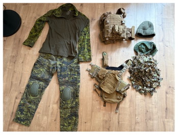 Image 3 for Zeer complete airsoft set met 2 snipers, 1 AEG en 2 side arms, vest, harnas, kleding, etc