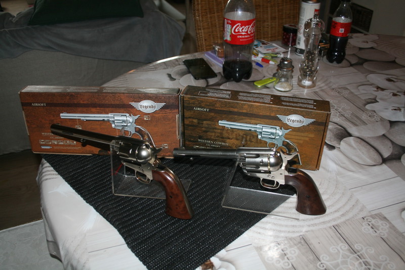 Afbeelding 1 van 2 REVOLVERS  CO2  LEGENDS COWBOY UN CANON 7,5 POUCES ET UN 6 POUCE AIRSOFT 1,9 JOULES  100% NEUF ET RARE ER EPUISER