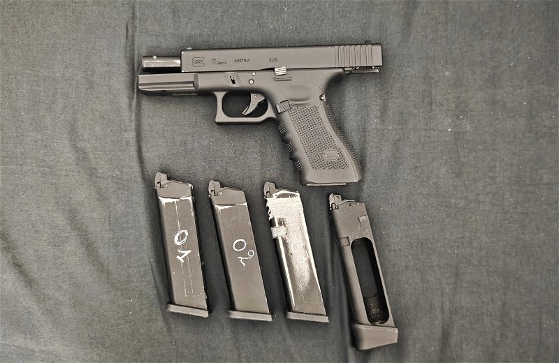 Image 1 for Umarex Glock 17 with 1 CO2 Mag + 3 WE Green Gas Mags