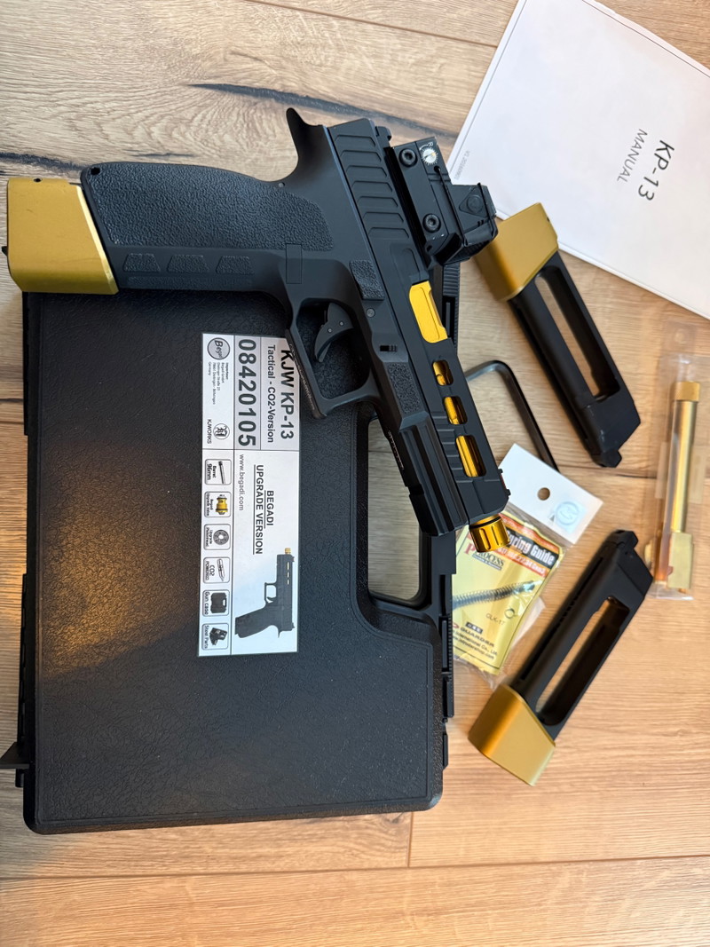 Image 1 for KJW KP13 PRO CO2 GBB tactical gold nur 1 mal benutzt mit Red Dot und 3 Magazinen
