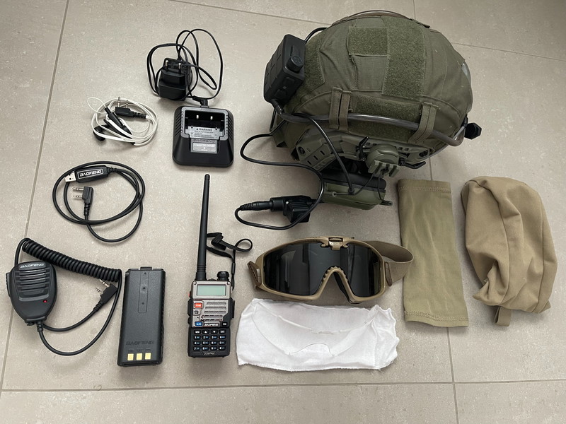 Imagen 1 de Complete set met Helm, headset, microfoon, Novritsch Defog, ESS Influx bril en Porto Baofeng uv-5r