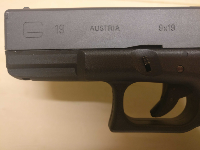 Bild 1 für WE Glock 19 + 2 extra mags.